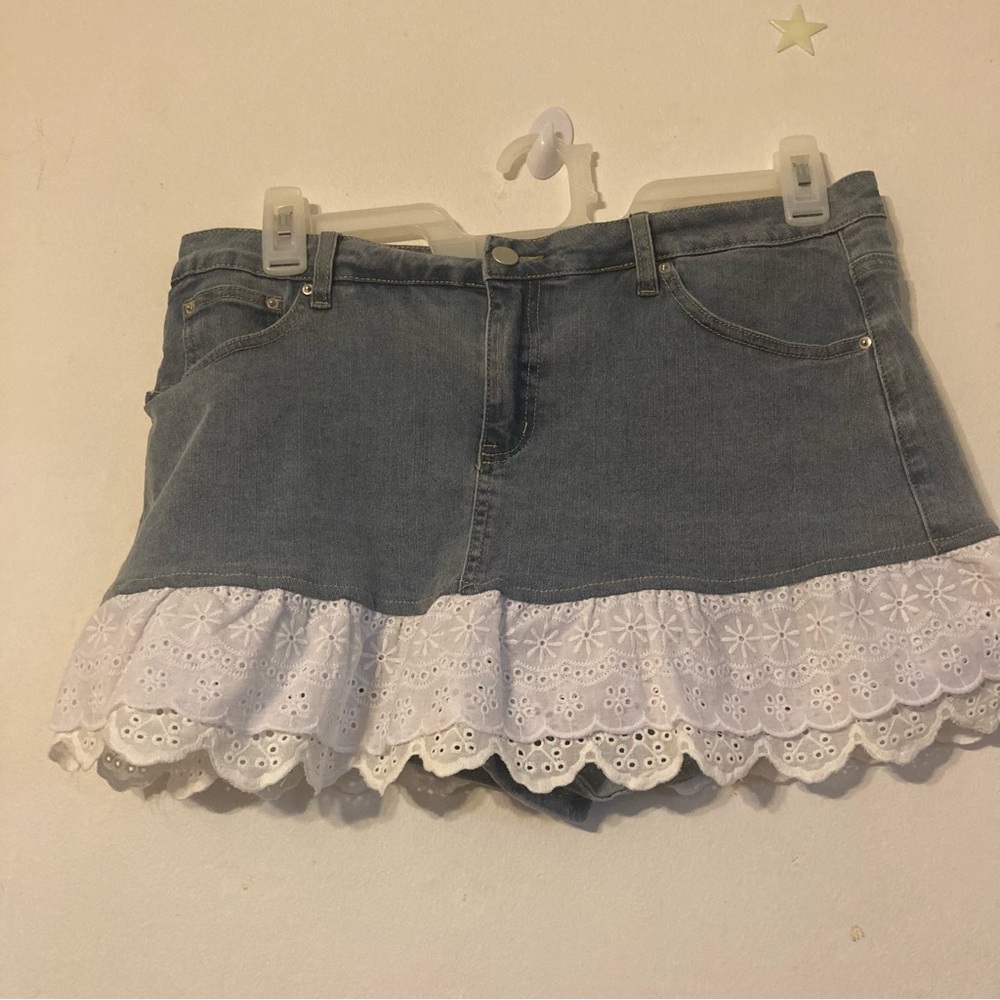 Lt wash jean skort. Riley & James size L with 2 tier lace detail at the bottom